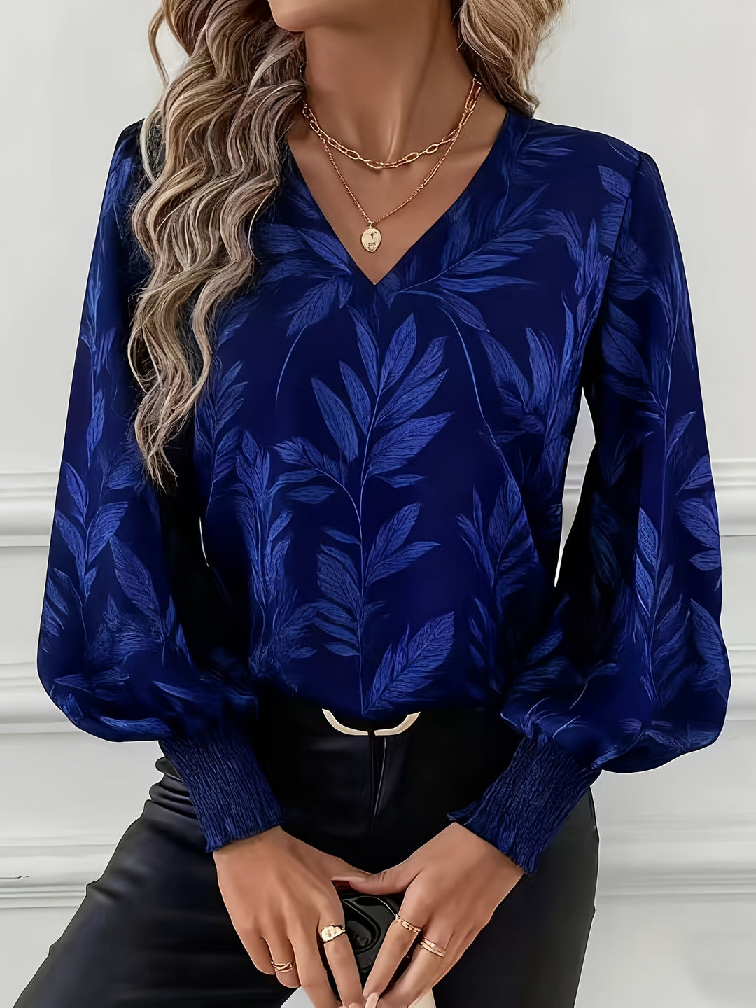 Blusa de mulher com decote em V e mangas balão