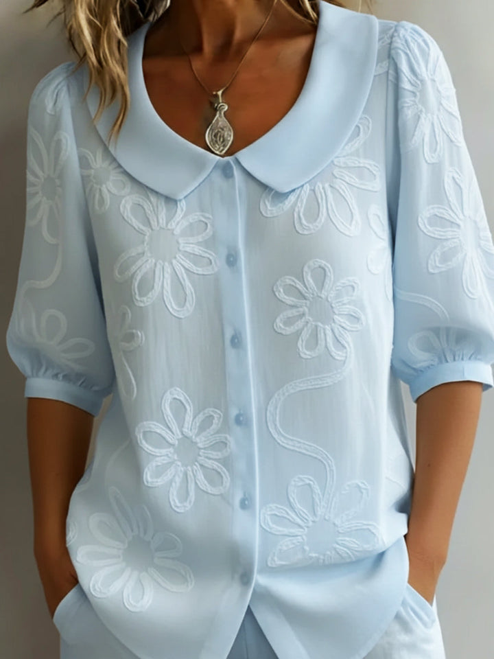 Damebluse med blomsterbroderier og Peter Pan-krage
