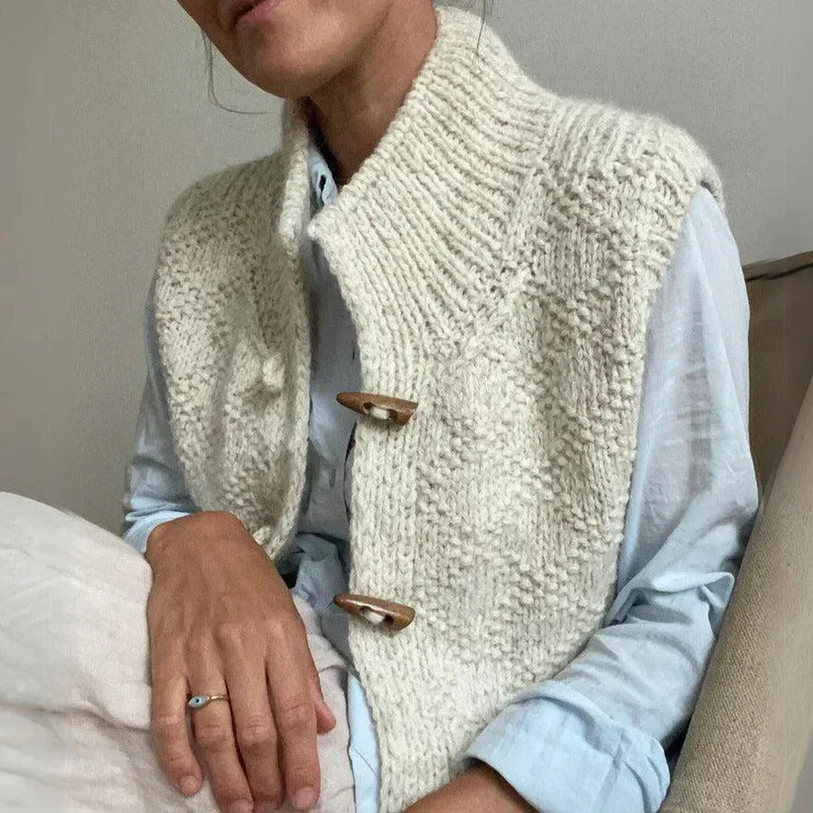 Women's chunky-knit cardigan with toggle buttons