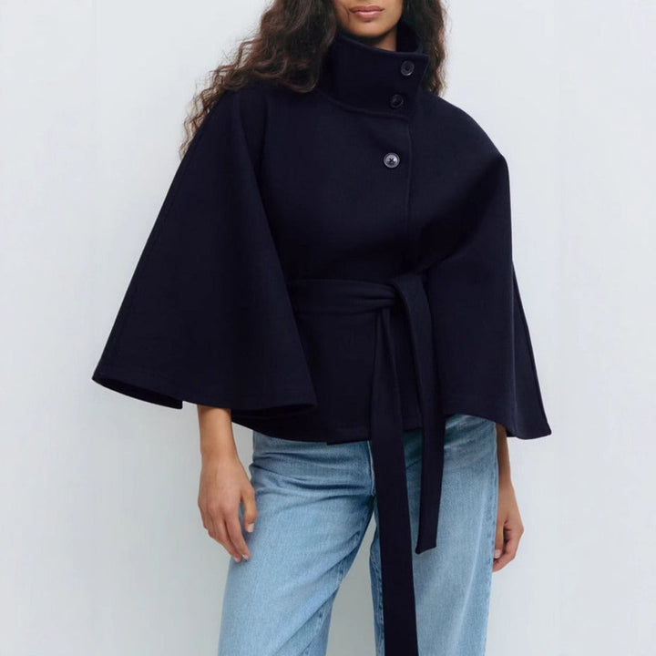 Elegant cape-kappa för kvinnor med ståkrage och skärp