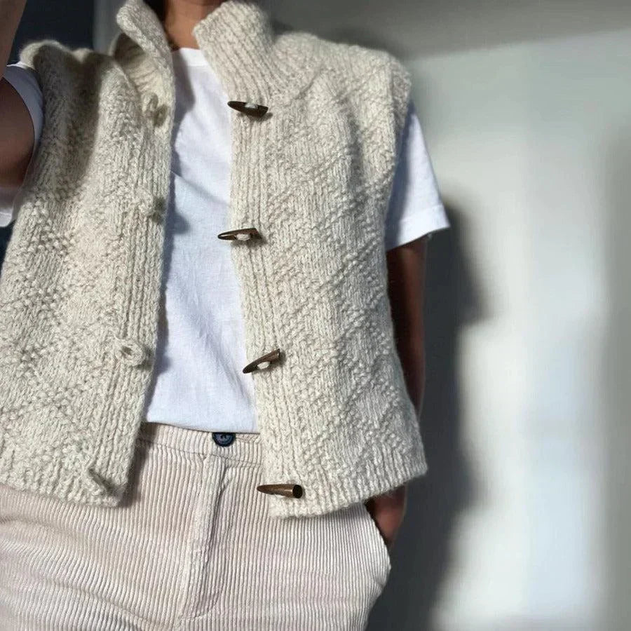 Women's chunky-knit cardigan with toggle buttons