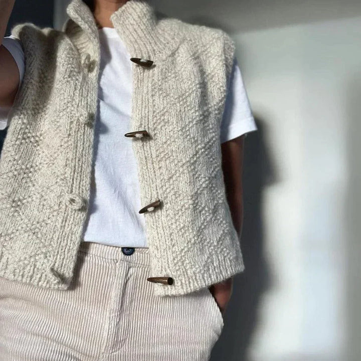 Women's chunky-knit cardigan with toggle buttons