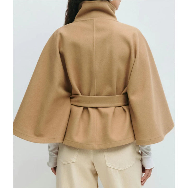 Elegant cape-kappa för kvinnor med ståkrage och skärp