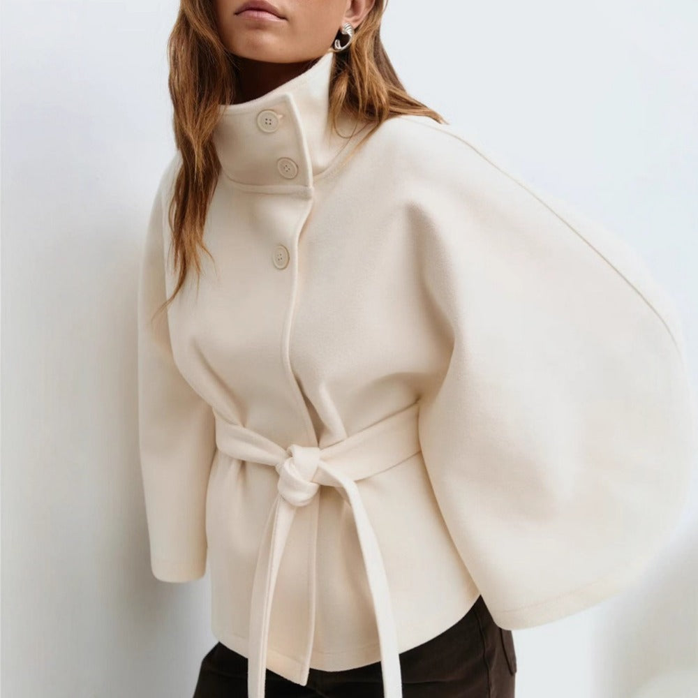 Elegant cape-kappa för kvinnor med ståkrage och skärp