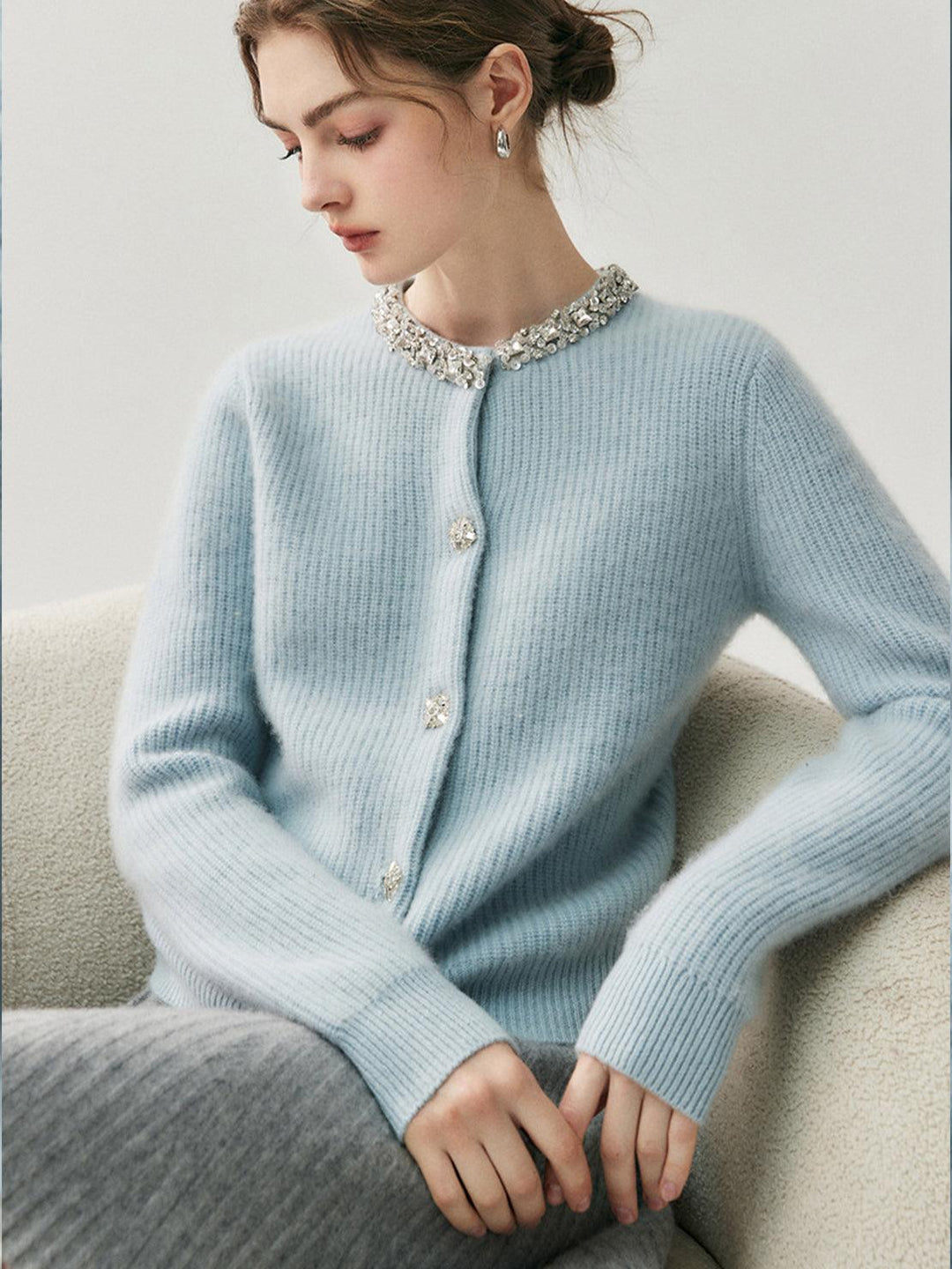 Cardigan elegante da donna abbottonato sul davanti