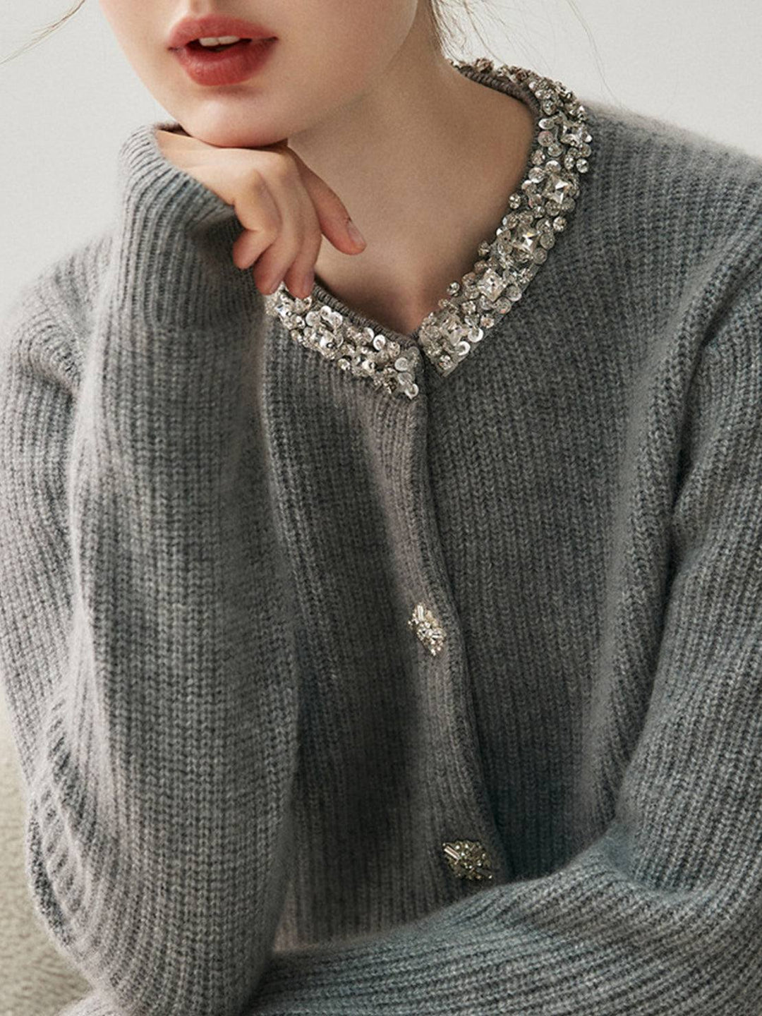 Cardigan elegante da donna abbottonato sul davanti