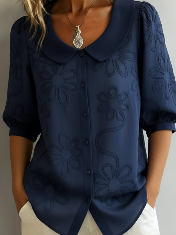 Damebluse med blomsterbroderier og Peter Pan-krage