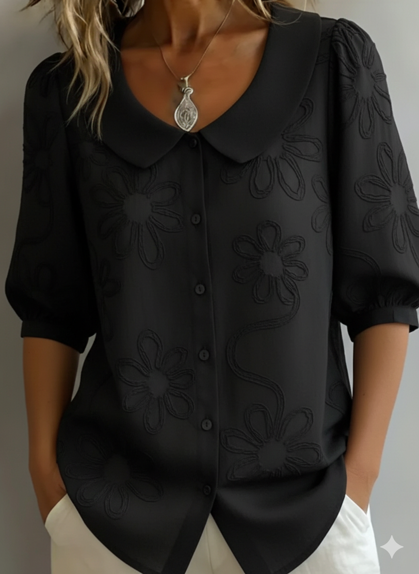 Damebluse med blomsterbroderier og Peter Pan-krage
