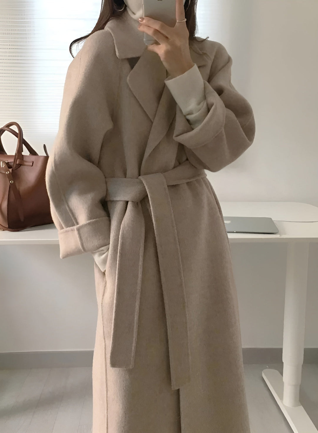 Abrigo cruzado elegante para mujer con solapas y cinturón