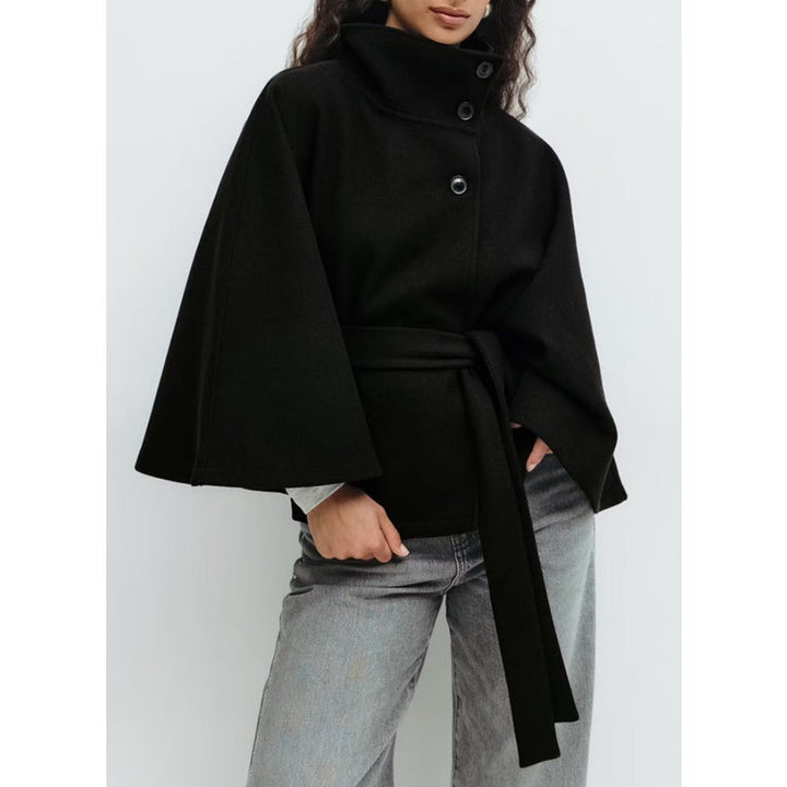 Elegant cape-kappa för kvinnor med ståkrage och skärp