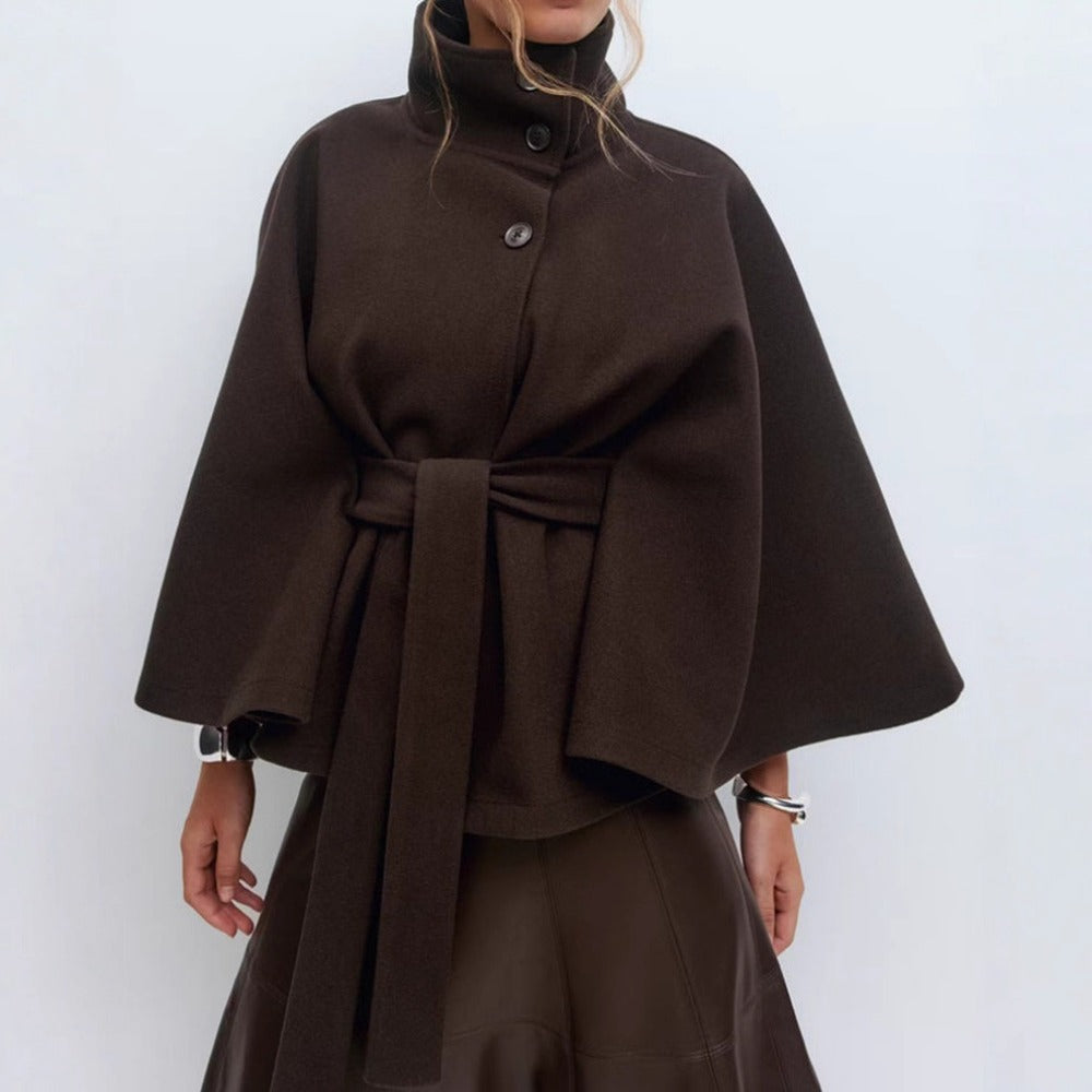 Elegant cape-kappa för kvinnor med ståkrage och skärp