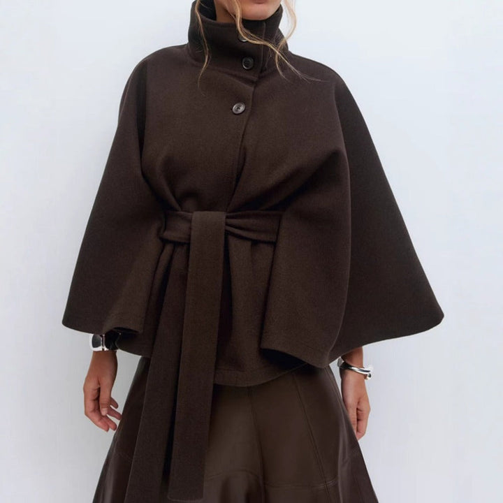 Elegant cape-kappa för kvinnor med ståkrage och skärp