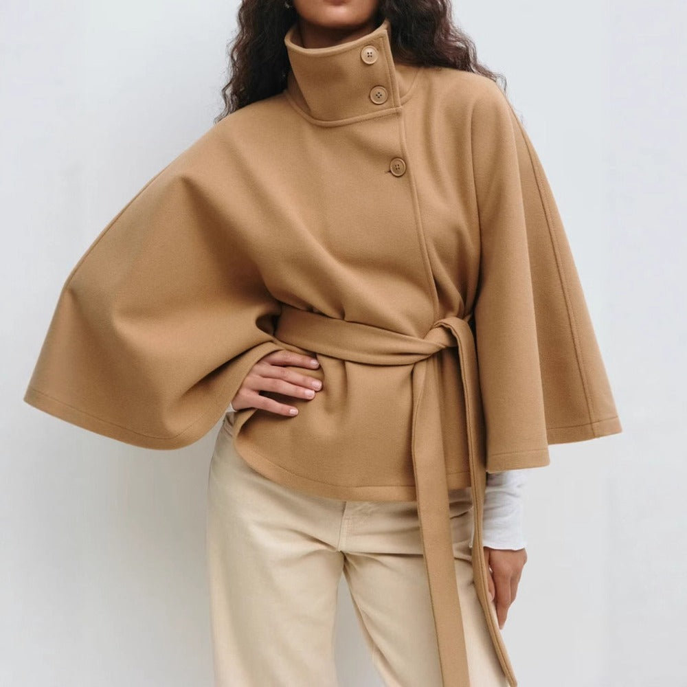 Elegant cape-kappa för kvinnor med ståkrage och skärp