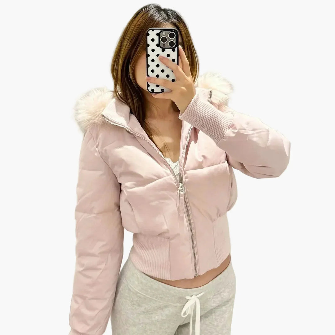 Cappotto invernale da donna con cappuccio e bordo in pelliccia sintetica
