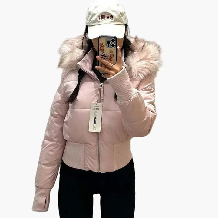 Cappotto invernale da donna con cappuccio e bordo in pelliccia sintetica