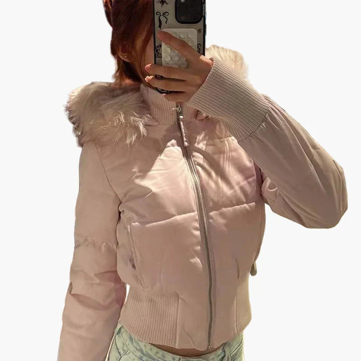 Cappotto invernale da donna con cappuccio e bordo in pelliccia sintetica