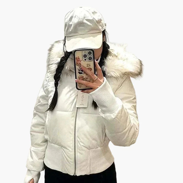 Cappotto invernale da donna con cappuccio e bordo in pelliccia sintetica