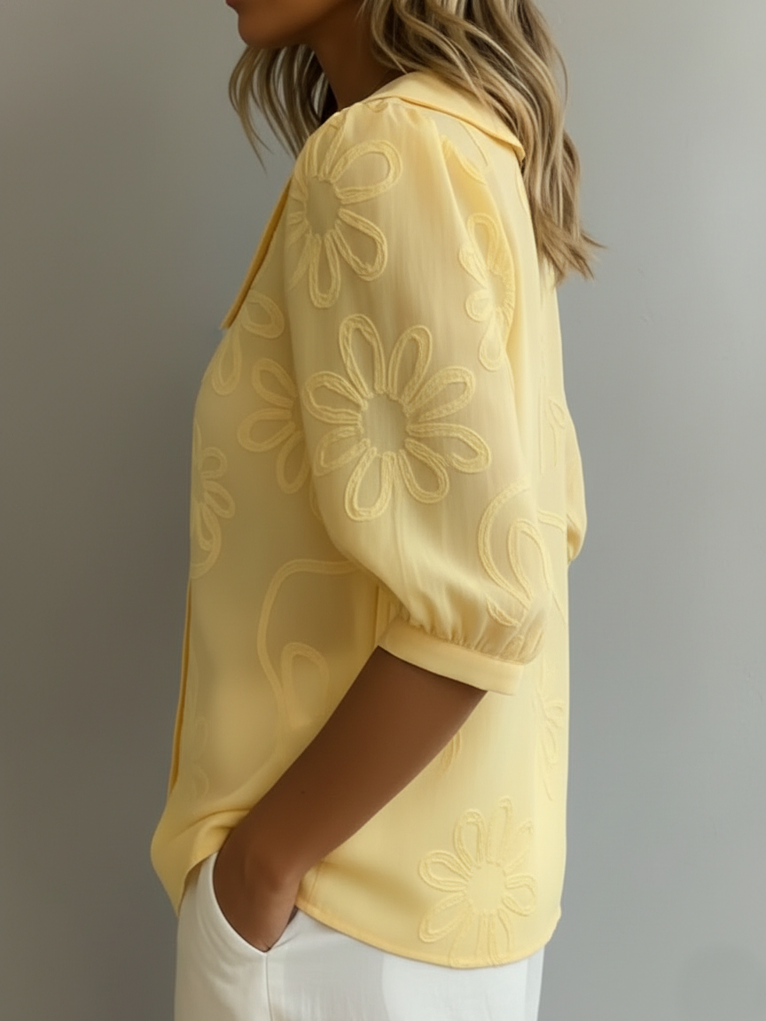 Damebluse med blomsterbroderier og Peter Pan-krage
