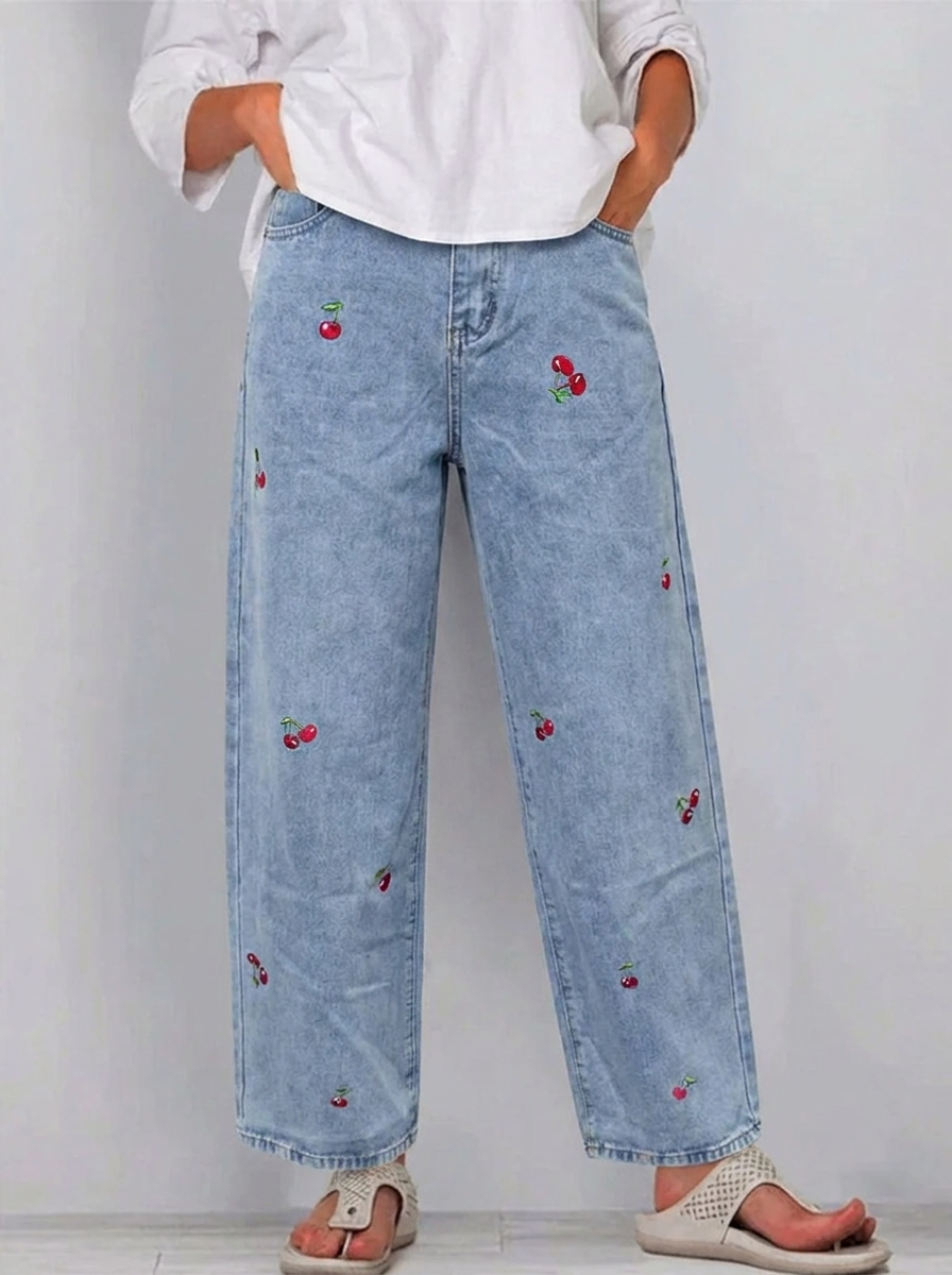 Damejeans i denim med høyt liv, vide ben og kirsebærbroderier