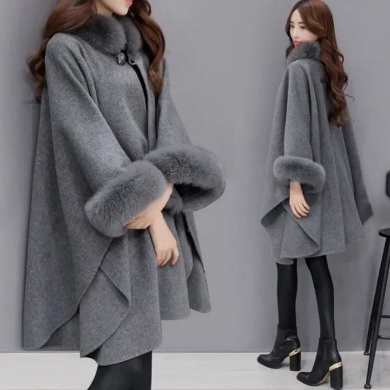 Abrigo tipo capa-poncho para mujer con ribete de piel sintética