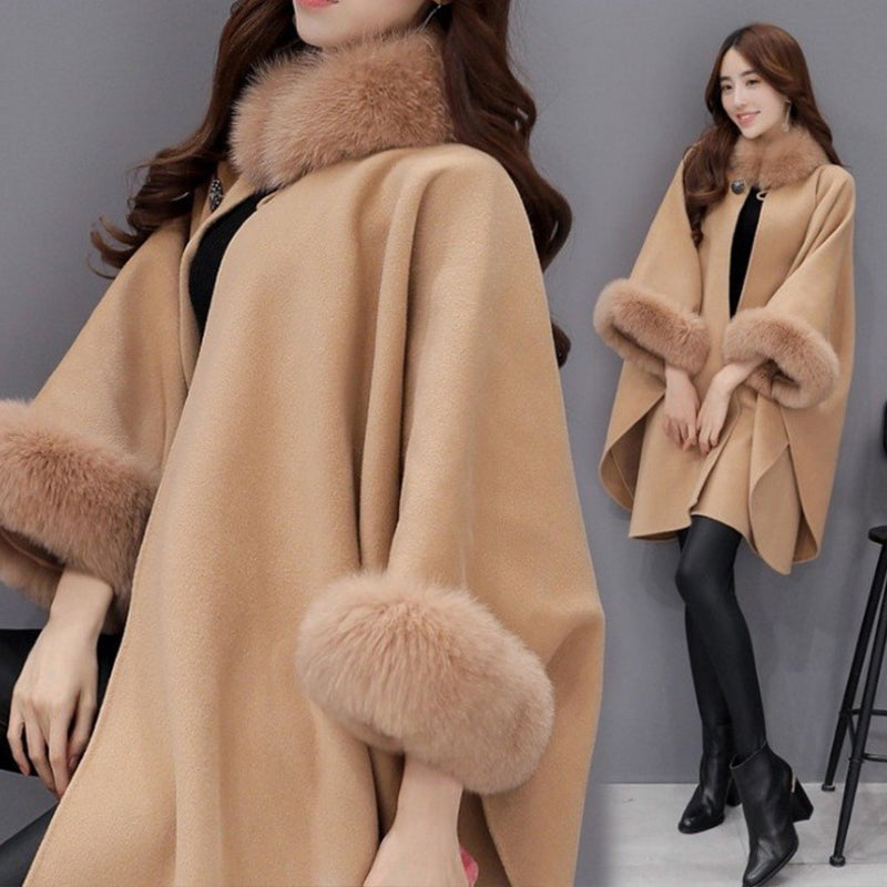 Abrigo tipo capa-poncho para mujer con ribete de piel sintética