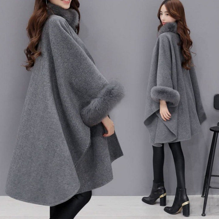 Abrigo tipo capa-poncho para mujer con ribete de piel sintética