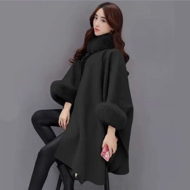 Abrigo tipo capa-poncho para mujer con ribete de piel sintética