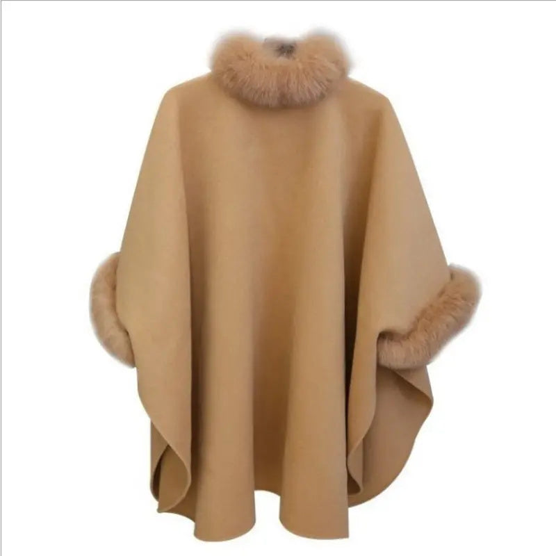 Abrigo tipo capa-poncho para mujer con ribete de piel sintética