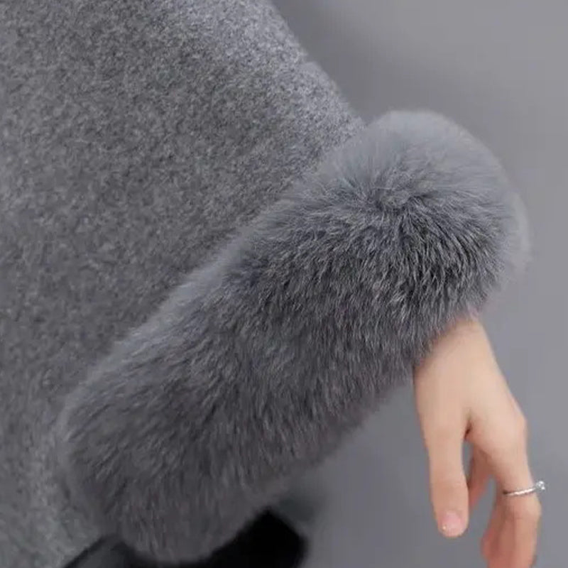 Abrigo tipo capa-poncho para mujer con ribete de piel sintética