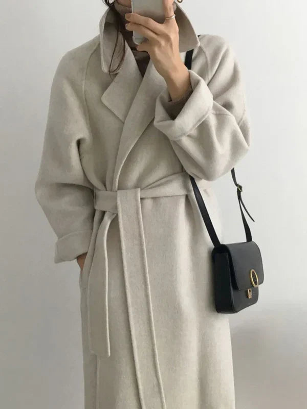 Abrigo cruzado elegante para mujer con solapas y cinturón